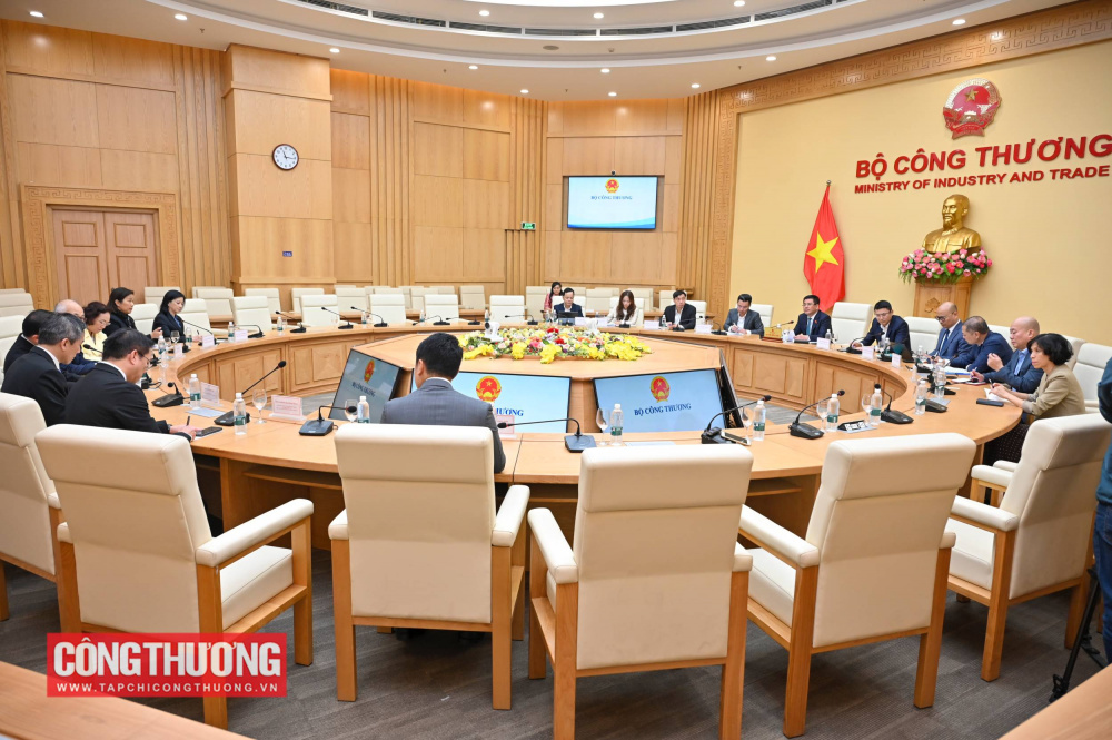 bo-truong-nguyen-hong-dien-lam-viec-voi-tap-doan-thaibev_693691114defa Bộ trưởng Nguyễn Hồng Diên đã có buổi tiếp làm việc với Chủ tịch Tập đoàn ThaiBev cùng lãnh đạo Tổng Công ty Cổ phần Bia - Rượu - Nước giải khát Sài Gòn (SABECO).