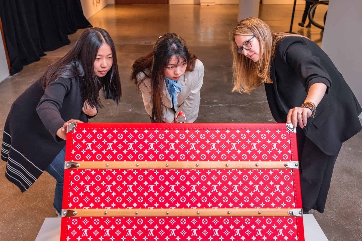 Sự minh bạch và yếu tố giáo dục có thể biến tò mò thành lòng trung thành.